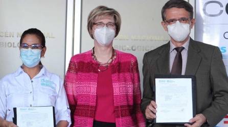En la entrega de las vacunas participaron, además de Dogu, el ministro de Salud de Honduras, Manuel Matheu, las viceministras de Salud, Suani Montalván.