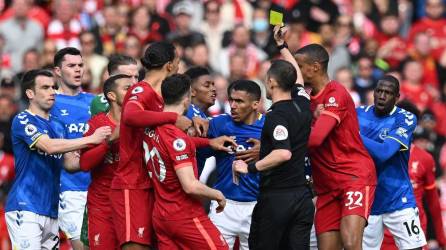 Liverpool y Everton tuvieron un duelo intenso de principio a fin.