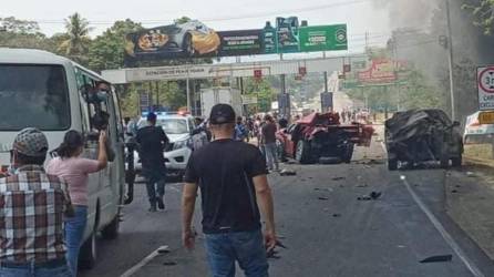 Varias personas heridas y tres vehículos dañados dejó este lunes una rastra que perdió el control en carretera CA-5 a la altura del peaje de Santa Cruz de Yojoa, Cortés.