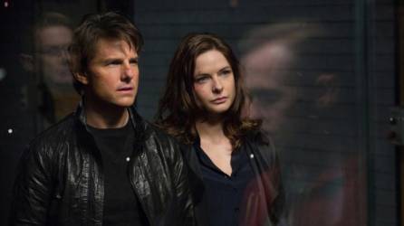 Rebecca Ferguson junto a Tom Cruise en una escena de “Misión Imposible”.