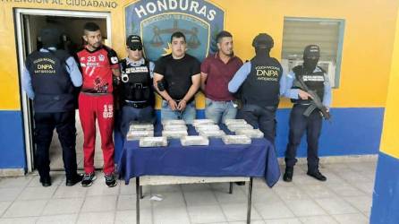 Los tres capturados junto a los 15 kilos de cocaína decomisados en la casa en El Paraíso.
