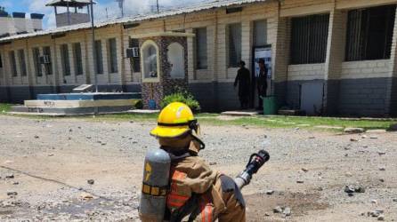 Un elemento del Cuerpo de Bomberos dentro de la cárcel de Comayagua.