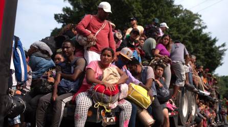Migrantes centroamericanos viajan en camiones durante su caravana hacia el norte de México. EFE