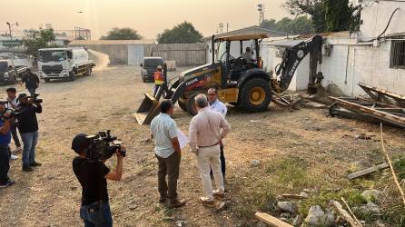 El alcalde Roberto Contreras junto a los gerentes de infraestructura, Luis Saa y el de saluda Wilmer Euceda supervisando el inicio del proyecto de ampliación y mejoras en el macrodistrito Las Palmas.