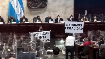 Diputados nacionalistas se manifestaron para legalizar la junta directiva de Luis Redondo.