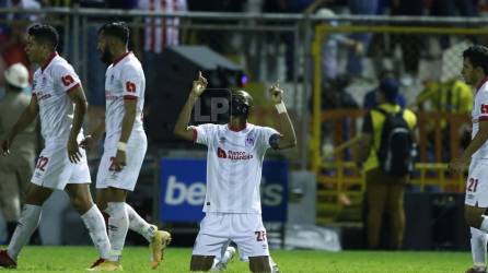 Jerry Bengtson anotó el gol que le dio el triunfo al Olimpia ante Real España en el estadio Morazán.