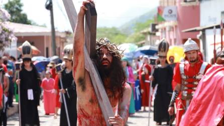 Un hondureño revive en Trinidad, Santa Bárbara, la pasión de Cristo cuando era llevado a la cruz.