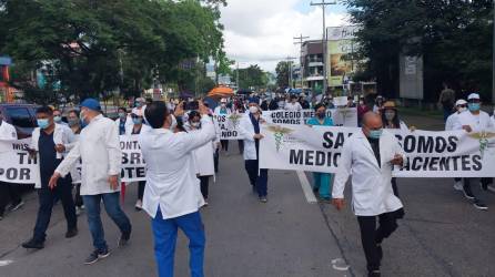 Médicos hondureños marchan en San Pedro Sula este 12 de diciembre de 2022.