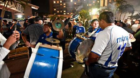 Aficionados de El Salvador hicieron el mayor ruido posible en el hotel de concentración de México.