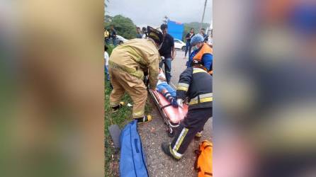 ”Sólo cuando íbamos en el aire y caímos a la hondonada. Fue un verdadero milagro de Dios, sólo Él y su misericordia nos salvó”, dijo el cobrador del microbús que este martes chocó a inmediaciones del parque industrial Zip Búfalo, en el carril de entrada a la ciudad de San Pedro Sula.