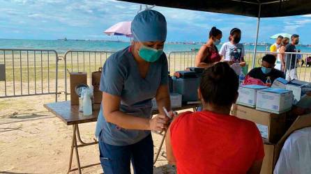 Inmunización. La brigada de vacunación contra el covid se instaló en la playa municipal de Puerto Cortés. Foto:COrtesía CArlos Hernández.