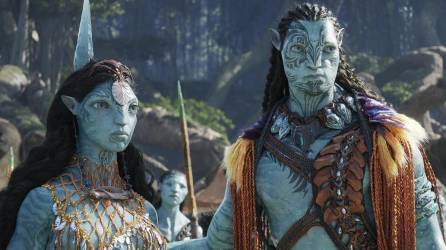 “Avatar: The Way of Water” retoma la historia de Jake y Neytiri, quienes, esta vez como pareja adulta y con cinco hijos adolescentes, tienen el mismo objetivo de salvar su planeta, Pandora.