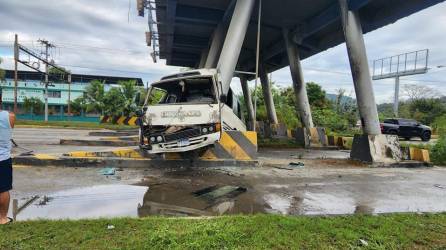 Autobús chocado en una de las bases del peaje situado en el bulevar del Norte.