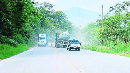 Conductores de vehículos pesados transitan por el tramo de la CA-4, cerca del desvío a San José, Copán.