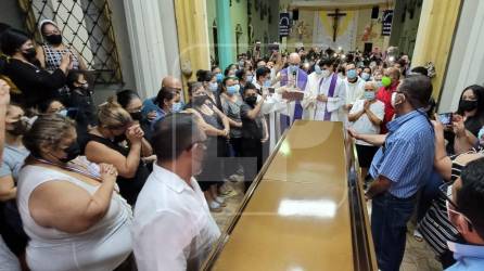 La feligresía recibe al párroco Enrique Vásquez en la iglesia San Jose del barrio Medina de San Pedro Sula.