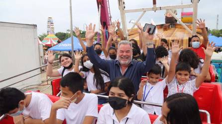 El alcalde de San Pedro Sula, Roberto Contreras, vivió un momento de alegría en los juegos mecánicos de la Zona Juniana.