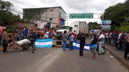 Protesta de pobladores en Ocotepeque por constantes apagones del servicio de energía eléctrica.