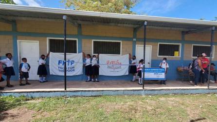 Foto de la inauguración de la escuela Kasbrika Piska en Puerto Lempira. Foto tomada de @NMoskitiahn