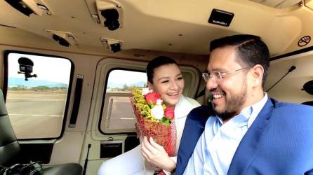 El diputado de Libre, Mauricio Rivera, se comprometió con su novia Iveth Bulnes en un helicóptero después de dar un paseo por el cielo de la capital en Tegucigalpa.
