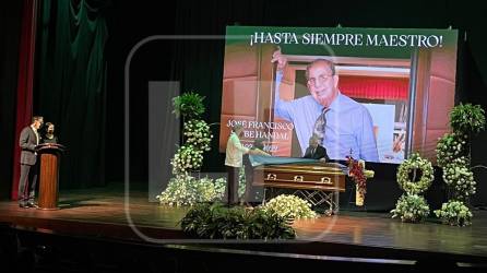 El empresario hondureño José Francisco Saybe, uno de los principales promotores del teatro en Honduras, fue trasladado este miércoles al Teatro que lleva su nombre en San Pedro Sula, donde le rindieron homenaje póstumo.