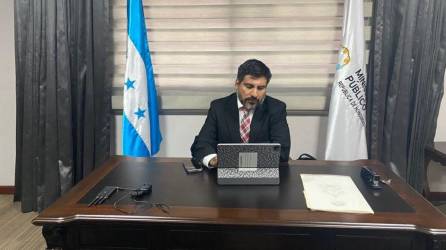Fotografía que muestra al fiscal general interino, Johel Zelaya, en su oficina en el Ministerio Público.