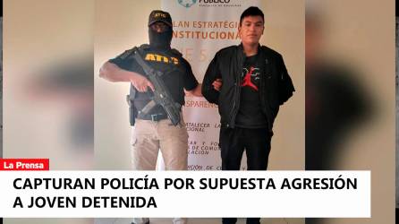 Video: Capturan policía por supuesta agresión a joven detenida