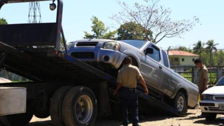 Foto de archivo de grúas trasladando un carro.