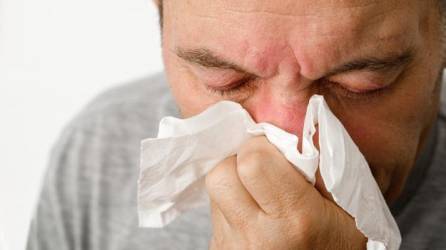 Los síntomas de ómicron son secreción nasal, dolor de cabeza, fatiga (leve o severa), estornudos y dolor de garganta.