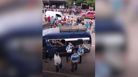 Fotografía que muestra a tres policías al lado del autobús que se accidentó en Taulabé, Comayagua.