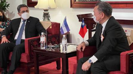 El presidente de Honduras, Juan Orlando Hernández, en reunión con el viceministro de Relaciones Exteriores Alexander Yui, de la República de China (Taiwán).