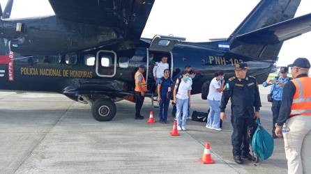 Personal de la Policía llegó a Roatán para apoyar las labores de asistencia tras el incendio en el hospital de la isla.