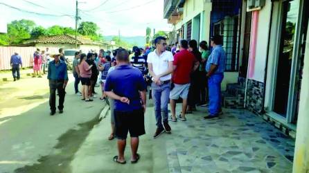 El comerciante Henry Paz fue atacado a disparos y murió en una de las calle de la comunidad.