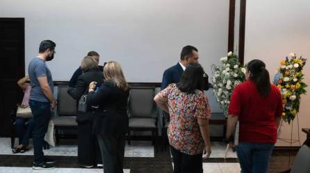 Dolor y tristeza invade a familiares y allegados en el velatorio del hijo del reconocido pastor hondureño, Misael Argeñal.
