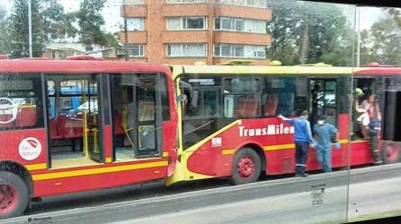 En un Bus de Transmilenio de Colombia fue asesinado un menor.