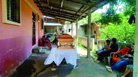 En la colonia Jardines, del sector López Arellano, fue velado ayer Maynor García, asesinado en Choloma; parientes reclamaron el cadáver de Óscar Girón en la morgue.