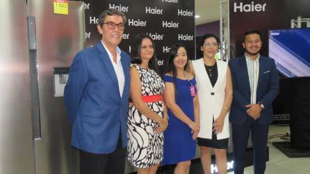 Representantes de la nueva marca Haier junto a ejecutivos de Lady Lee.