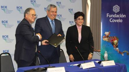 Como testigo de honor también firmó la directora por Honduras ante el BCIE, Belinda Carias.