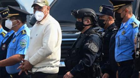 Bonilla, resguardado por autoridades hondureñas, previo a ser entregado a autoridades estadounidenses, el día de su extradición.