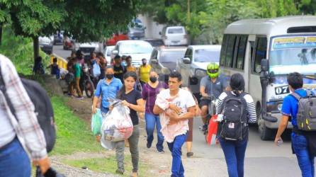 Los ciudadanos han tenido que caminar para llegar a sus trabajos, mientras que otros han quedado atrapados en el congestionamiento.