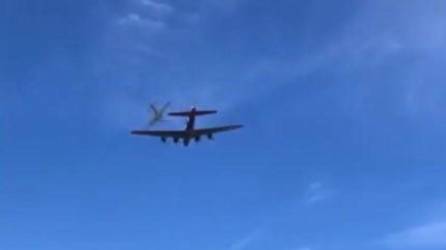 Chocan dos aviones de la Segunda Guerra Mundial en espectáculo aéreo en Texas