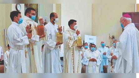 Monseñor Garachana pidió a los fieles orar por sus líderes religiosos.