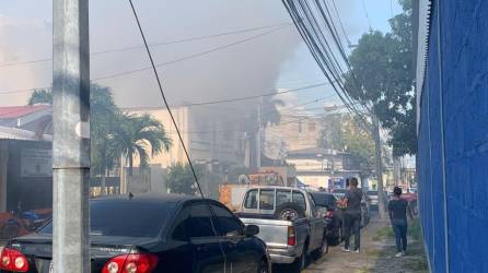 Bomberos llegaron al sitio para apagar las llamas.