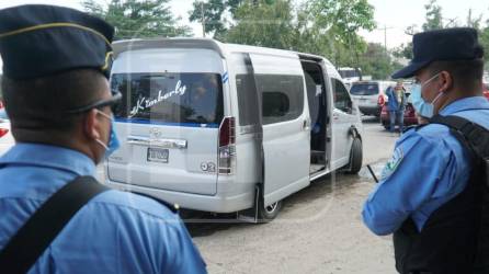 Agentes de la Policía resguardan la escena del ataque.