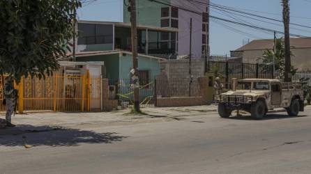 Miembros del Ejército Mexicano resguardan la casa donde se localizó un narcotúnel, el 17 de mayo de 2022, en la ciudad de Tijuana, estado de Baja California (México). Fotografía: EFE