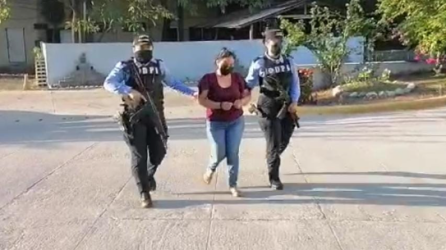 La mujer acusada de secuestro es custodiada por agentes de la DPI.