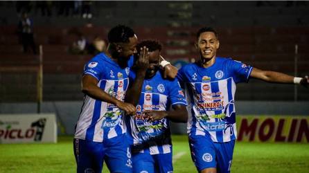 Wilmer Crisanto selló el triunfo del Victoria con un gol de penal ante la Real Sociedad.