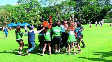 Los Tigres de la American Nicaraguan School festejaron a lo grande su pase a semifinales.