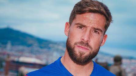 Iñigo Martínez posando con la nueva camiseta del FC Barcelona.