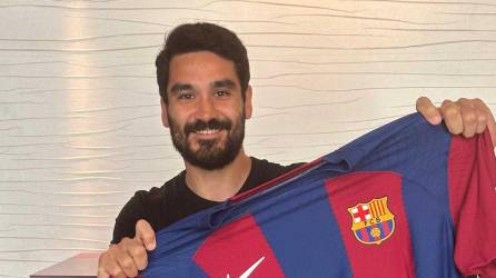 Gündogan posando con la camiseta de su nuevo club, el FC Barcelona.