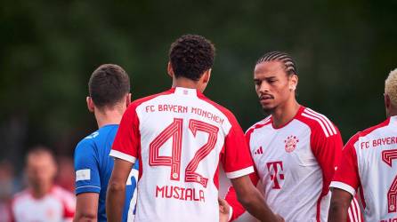 Musiala y Leroy Sané celebrando uno de los 27 goles marcados en la paliza del Bayern Múnich.